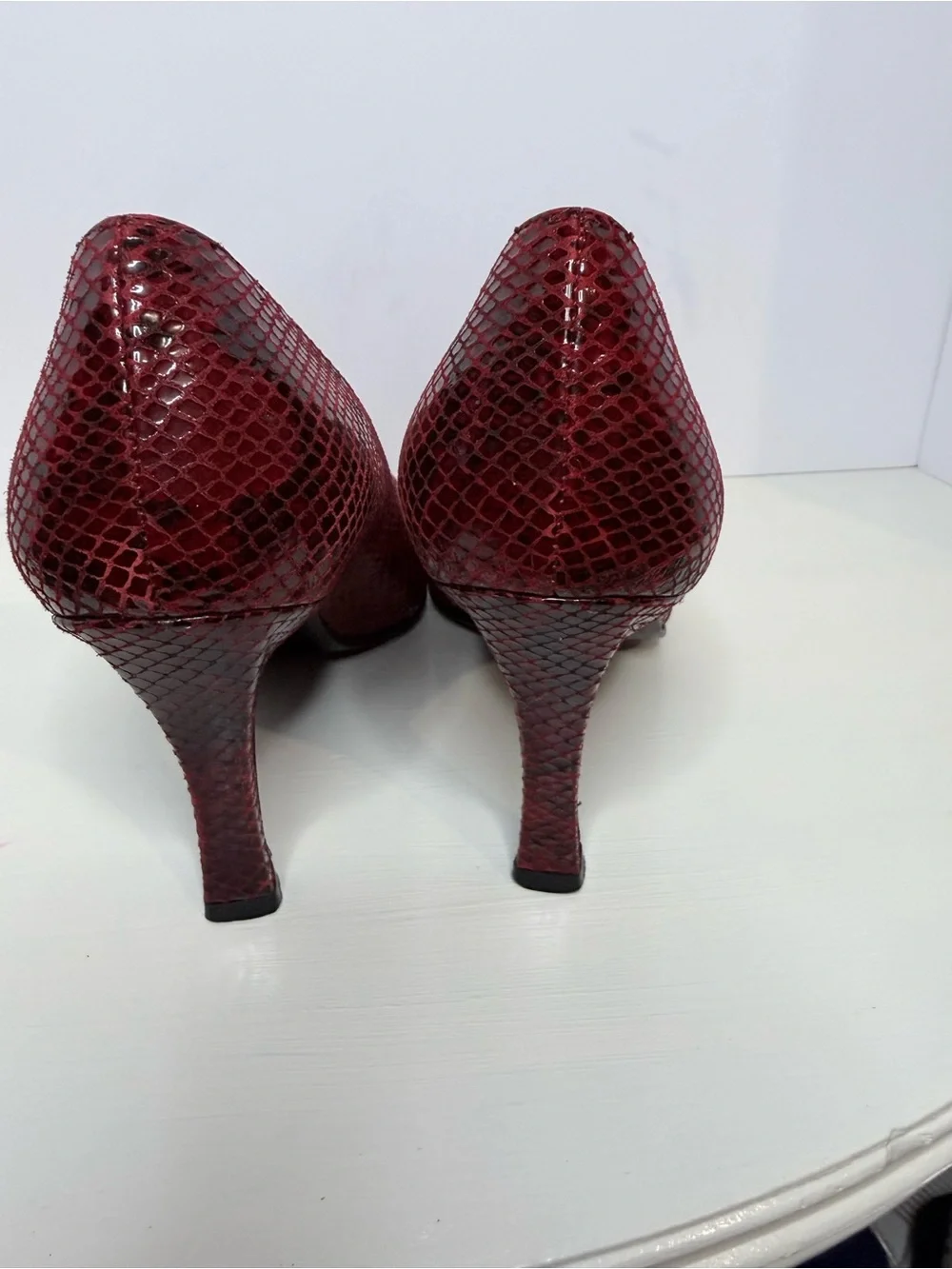 Stuart Weitzman Burgundy Wine Red Snake-Skin Embossed PointedToe Pumps Heels 9.5